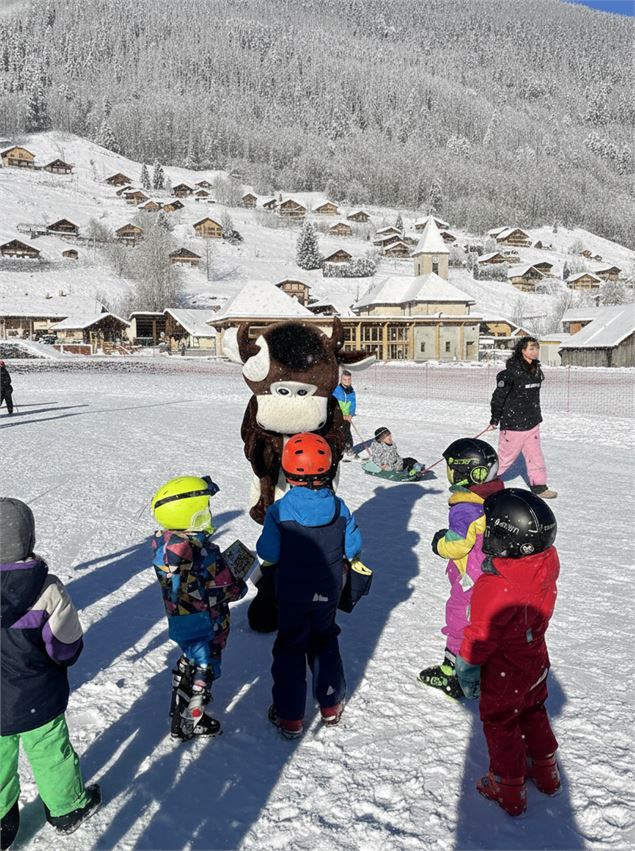 Tommette rencontre des petits skieurs - CAMT