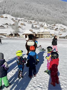 Tommette rencontre des petits skieurs - CAMT
