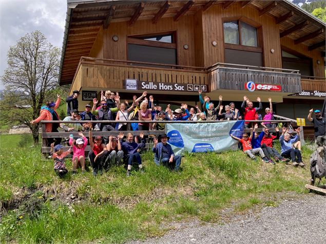 Ramassage des déchets -photo groupe - Office de Tourisme du Val d'Arly