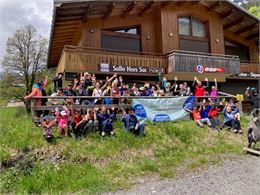 Ramassage des déchets -photo groupe - Office de Tourisme du Val d'Arly