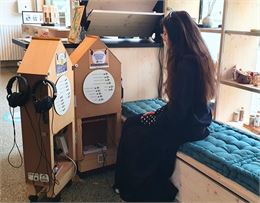 jeune femme écoutant une histoire de la cabane à histoires - ML OTSLA