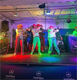 Animateurs qui  dansent sur le podium - OTHMV - F.Foti