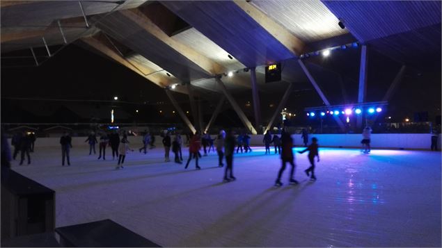 La patinoire et l'office de tourisme propose de faire du patin sur de la musique disco. - OT Samoëns