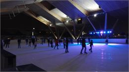 La patinoire et l'office de tourisme propose de faire du patin sur de la musique disco. - OT Samoëns