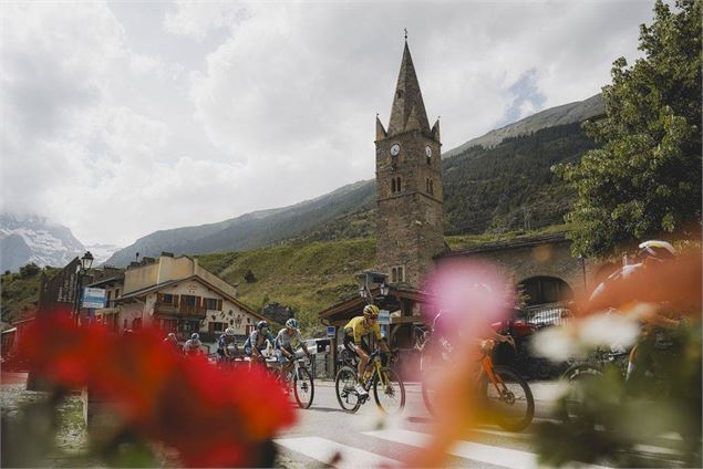 Passage de la dernière étape du Tour Auvergne Rhône-Alpes_Hauteluce