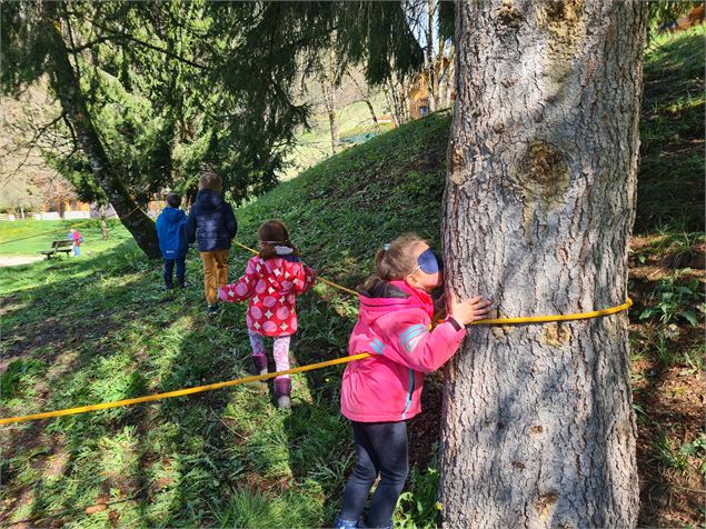 Fil d'ariane - immersion dans la forêt - Naturellement enfant - Emilie Lepage
