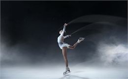 Patineuse au milieu de la patinoire - Gliss Ice