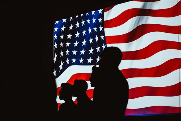Silhouette De Quatre Personnes Avec Le Drapeau Des états Unis Fond - Pexels