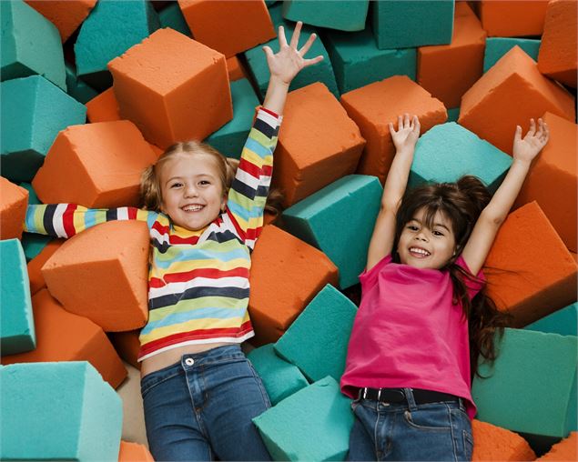 Enfants et briques en mousse - FREEPIK