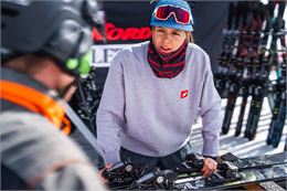 Un skiman conseille un participant - OTHMV