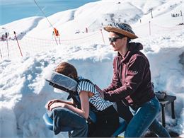 Massage assis en extérieur sur la terrasse du coq de Bruyère - Office de Tourisme Le Corbier