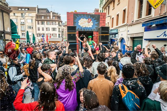 Une pluie de confétis sur une foule rasemblée Square Aristide Briand - Thonon événements