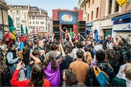 Une pluie de confétis sur une foule rasemblée Square Aristide Briand - Thonon événements