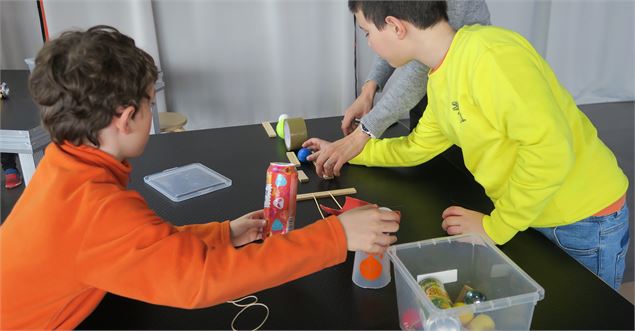 deux ados testent l'expérience - La Turbine sciences