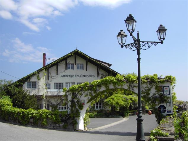 Entrée de l'Auberge des Chasseurs - Sarah et Benjamin Garnach