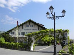 Entrée de l'Auberge des Chasseurs - Sarah et Benjamin Garnach