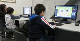 Un enfant s'applique à dessiner sur PC - La Turbine sciences