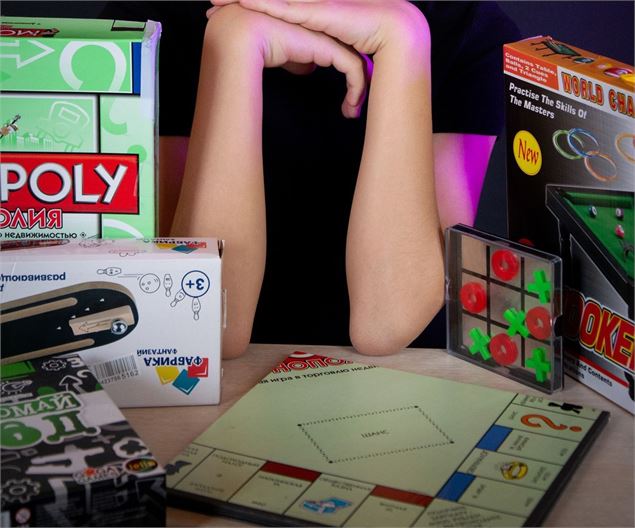 Plusieurs jeux de société sur une table - Pixabay