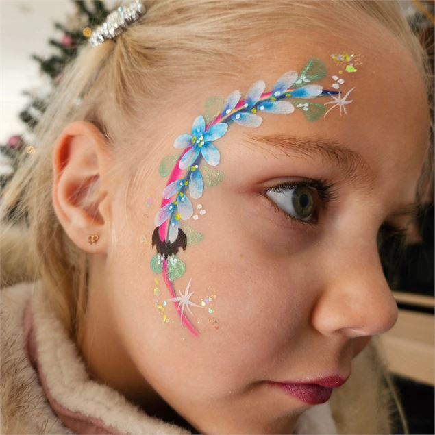 Petite fille maquillée - So Magic Art