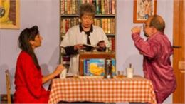 3 personnes jouant une pièce de théâtre - les gars de la rampe