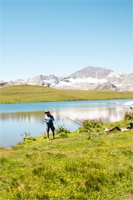 Pêche au Lac de l'Ouillette à Val-d'Isère en été - Elisa Vercueil - Val d'Isère Tourisme