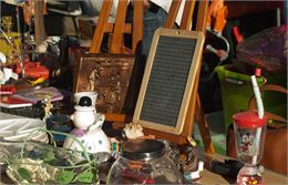 Vide-grenier de l'atelier Fica_Meximieux - https://pixabay.com/fr/photos/brocante-ardoise-puces-vide