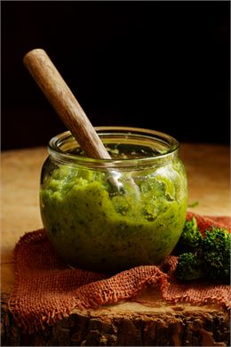 Cueillette d'ail des ours et pesto maison_Saint-Genix-les-Villages - Designed by freepik