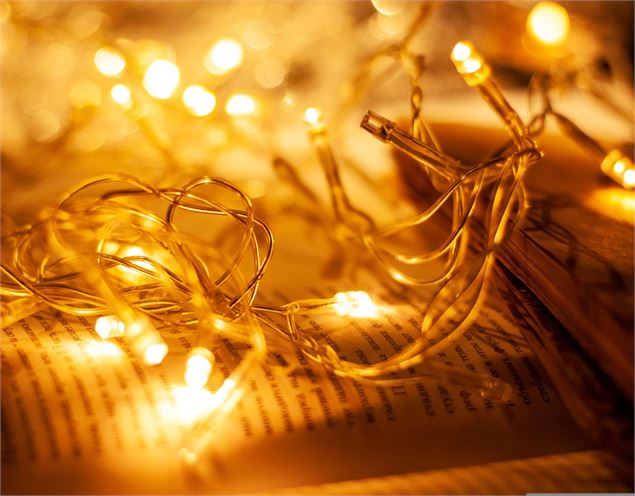 livre et guirlande lumineuse - Svetlana Pixabay