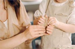 Mère et fille faisant de la poterie ensemble - Designed by Freepik - Prostooleh