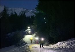 Randonneurs en raquettes dans la nuit - OTICoeurdemaurienne