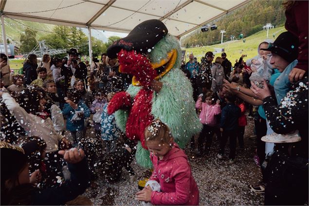 Bataille de confettis à l'Amphithéâtre de Verdure - Elisa Vercueil - Val d'Isère Tourisme