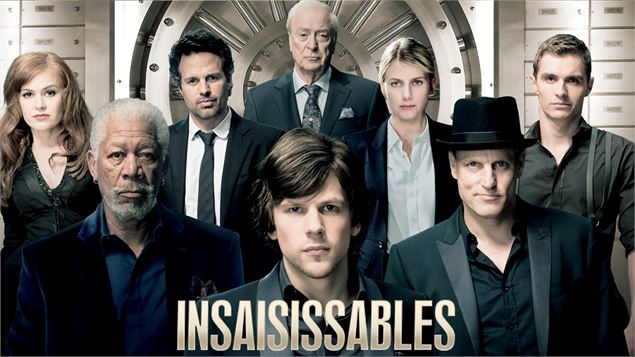 Une affiche de film montrant un groupe de sept personnes en costume sombre devant un grand coffre-fo