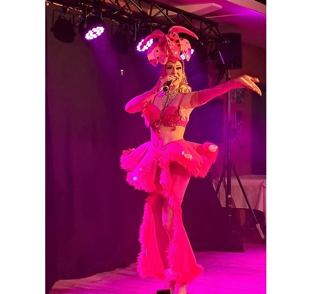 Chanteuse danseuse du show cabaret - ©Doucet Events
