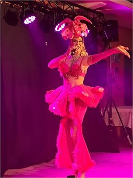Chanteuse danseuse du show cabaret - ©Doucet Events