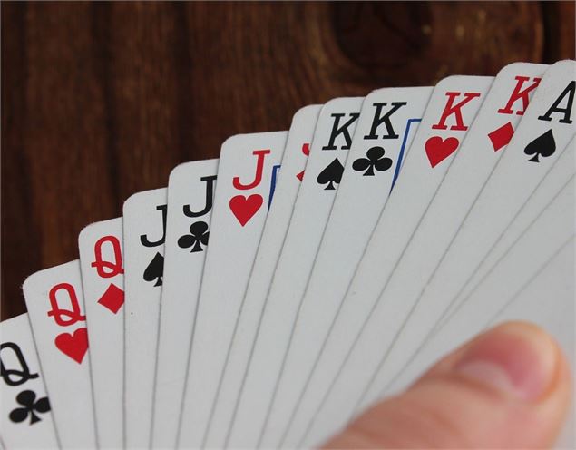 jeu de carte tenu dans la main droite du joueur gros plan - Pixabay