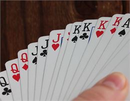 jeu de carte tenu dans la main droite du joueur gros plan - Pixabay