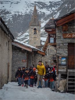 Thibault dans les rues du village avec les enfants du Club des Sports - B.Filliol - OTHMV