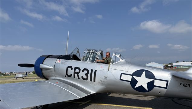 Un avion d'époque sur un tarmac - Fabien Coupoux