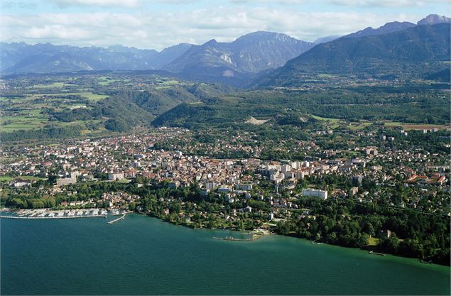 Vue aérienne de Thonon et ses alentours - Thonon Tourisme