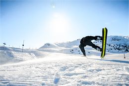 photo d'un snowboardeur sur le snowpark - M. Dubost