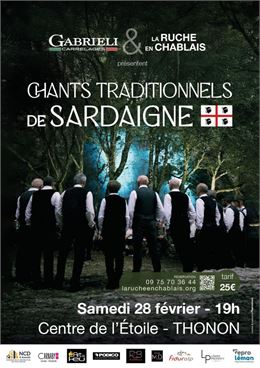 Un groupe de chanteurs de dos, face à une forêt - Groupe Gabrieli