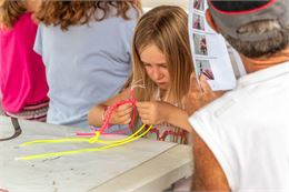 Enfant qui réalise un braclet - @Samoens