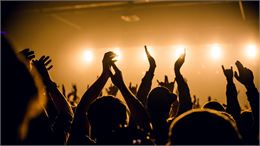 mains levées dans un concert - canva