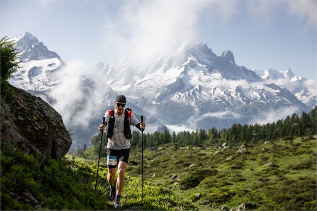 Coureur sur le parcours du 90km du Mont-Blanc - David Gonthier / Marathon du Mont-Blanc 2024