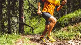 personne qui fait du trail dans une foret - canva