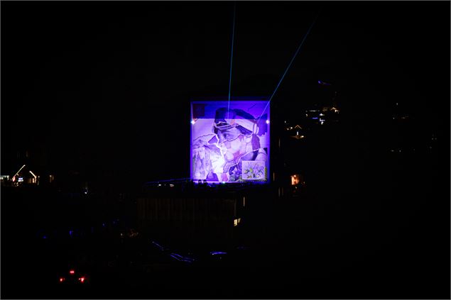 Show laser sur la fresque d'Ensemble Réel - OTI Val d'Arly