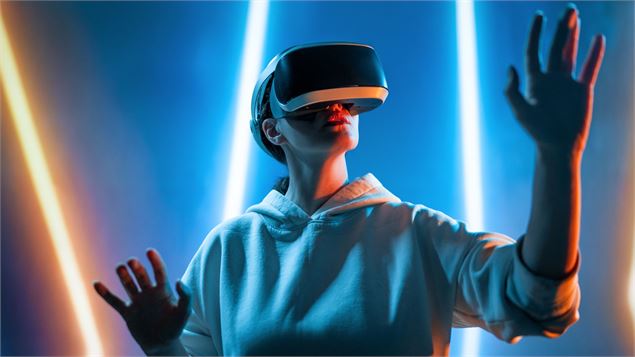 femme testant un casque de réalité virtuelle - canva