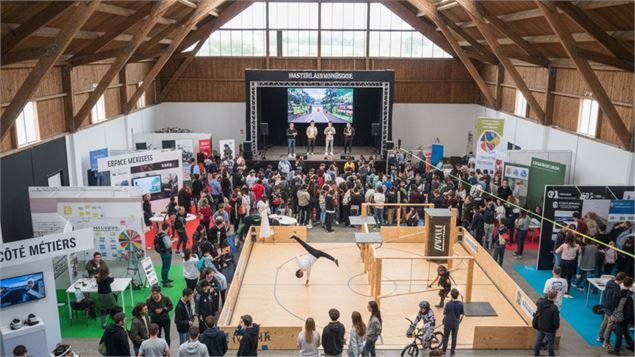 stands dans une salle - google gemini