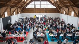 personnes réparants des objets - google gemini