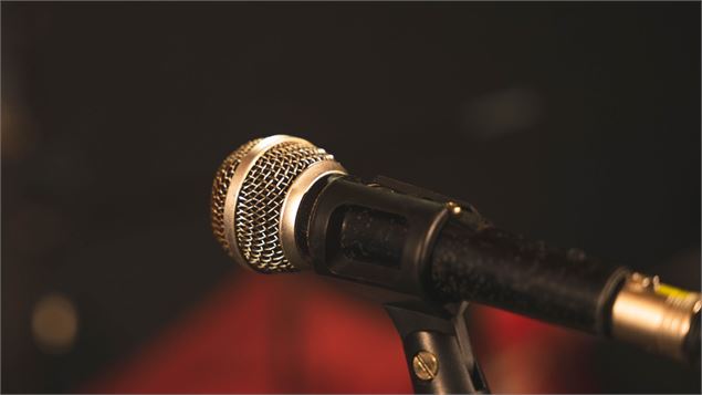 micro sur scène - canva